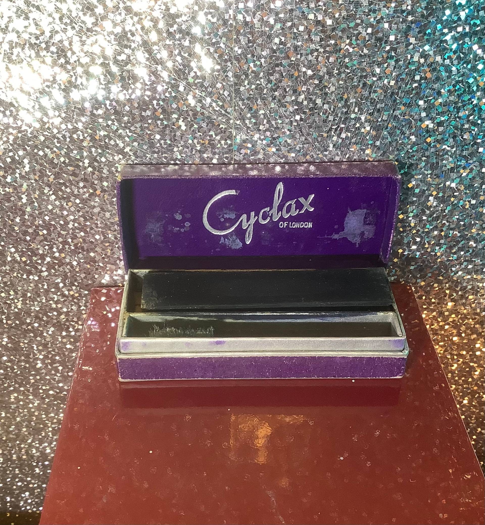 Cyclax Kuchenblock Mascara Dunkelblau Cyclax Kuchenblock Mascara Dunkelblau von LipstickandPanties