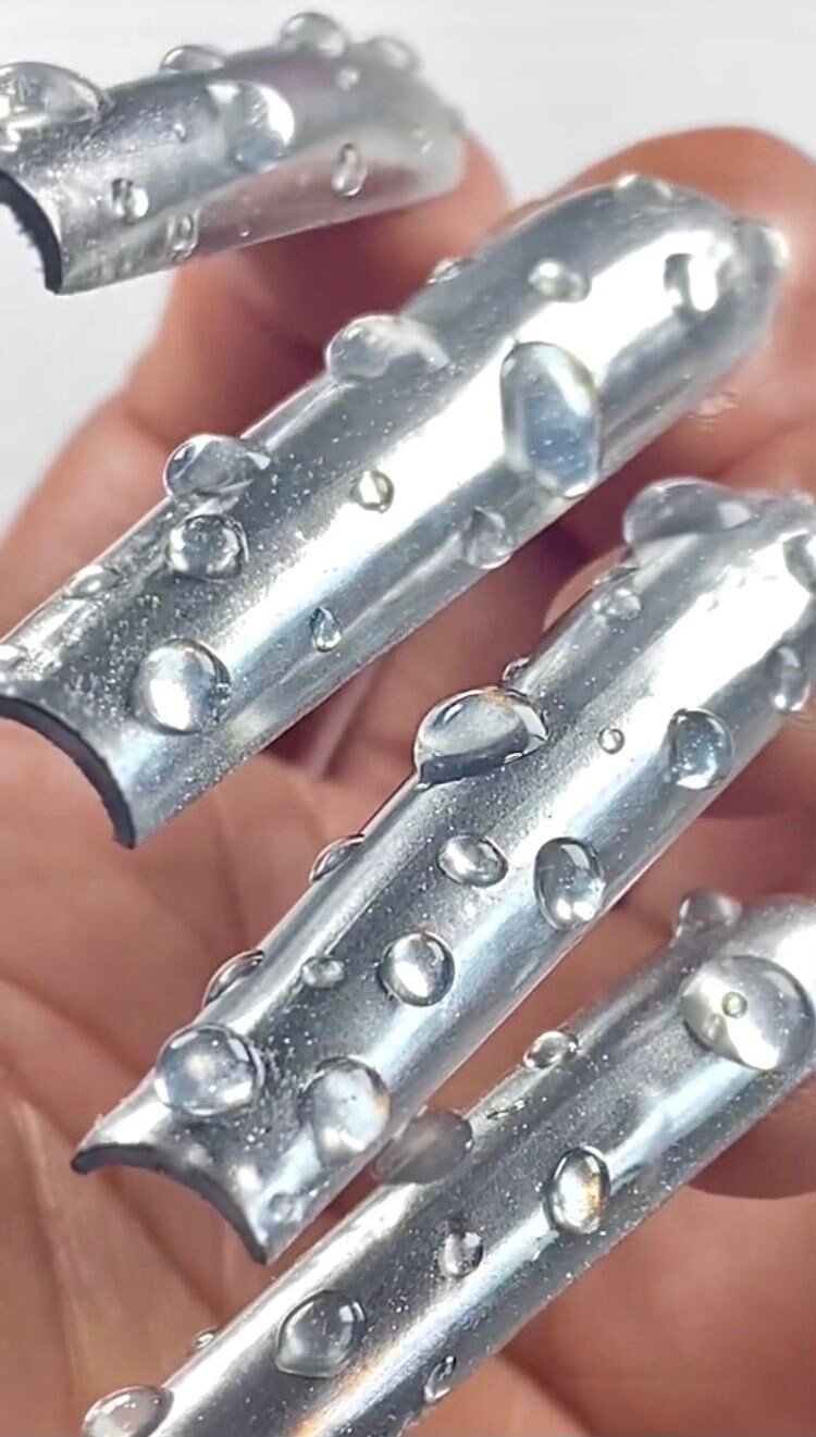 Mädchen Seiner Träume | 3D Nägel Chrom-Nägel Silbernägel Regentropfen Press-Ons Xxl Bügelbilder Wassertropfen von LitishaLatifahLuxe