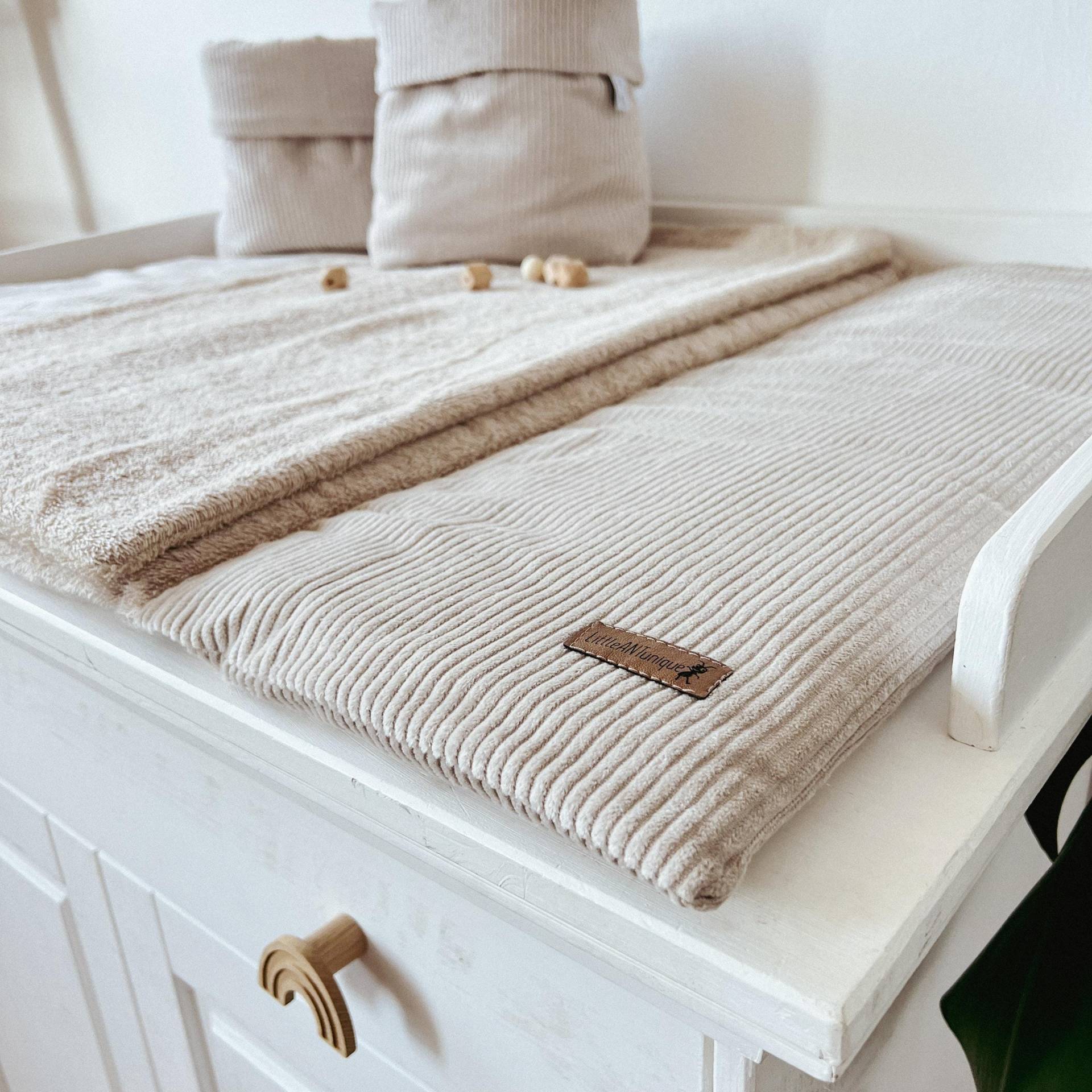 Wickeltischauflage Cord Beige I Wassserdicht Mit Extra Knöpfbarer Wechselauflage Für Jede Größe Wickeltischauflage Cord Beige I Wassserdicht Mit Extra Knöpfbarer Wechselauflage Für Jede Größe von LittleANTunique