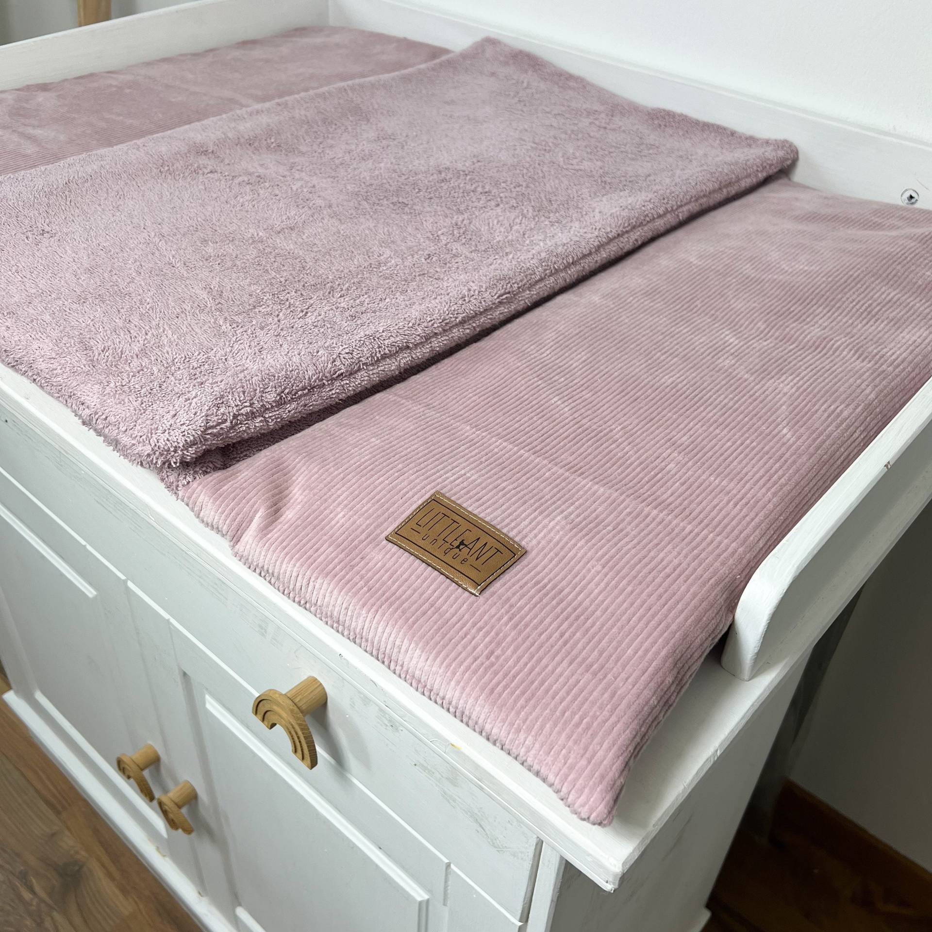 Wickeltischauflage Cord Rosa I Wassserdicht Optional Mit Extra Knöpfbarer Wechselauflage Für Jede Größe von LittleANTunique