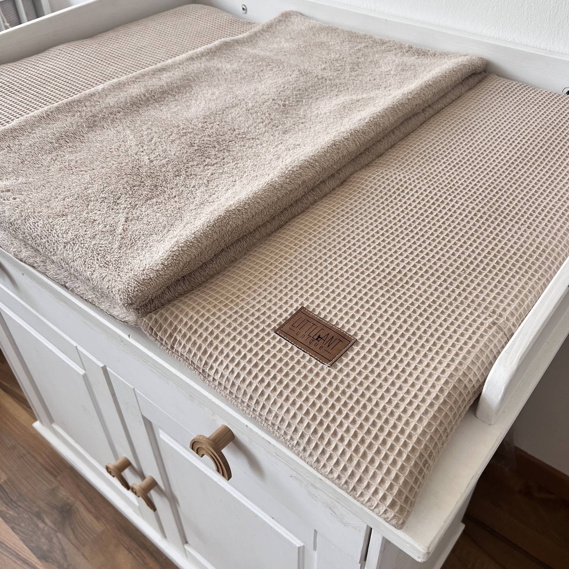Wickeltischauflage Waffelpique Beige I Wassserdicht Optional Mit Extra Knöpfbarer Wechselauflage Für Jede Größe Wickeltischauflage Waffelpique Beige I Wassserdicht Optional Mit Extra Knöpfbarer Wechselauflage Für Jede Größe von LittleANTunique