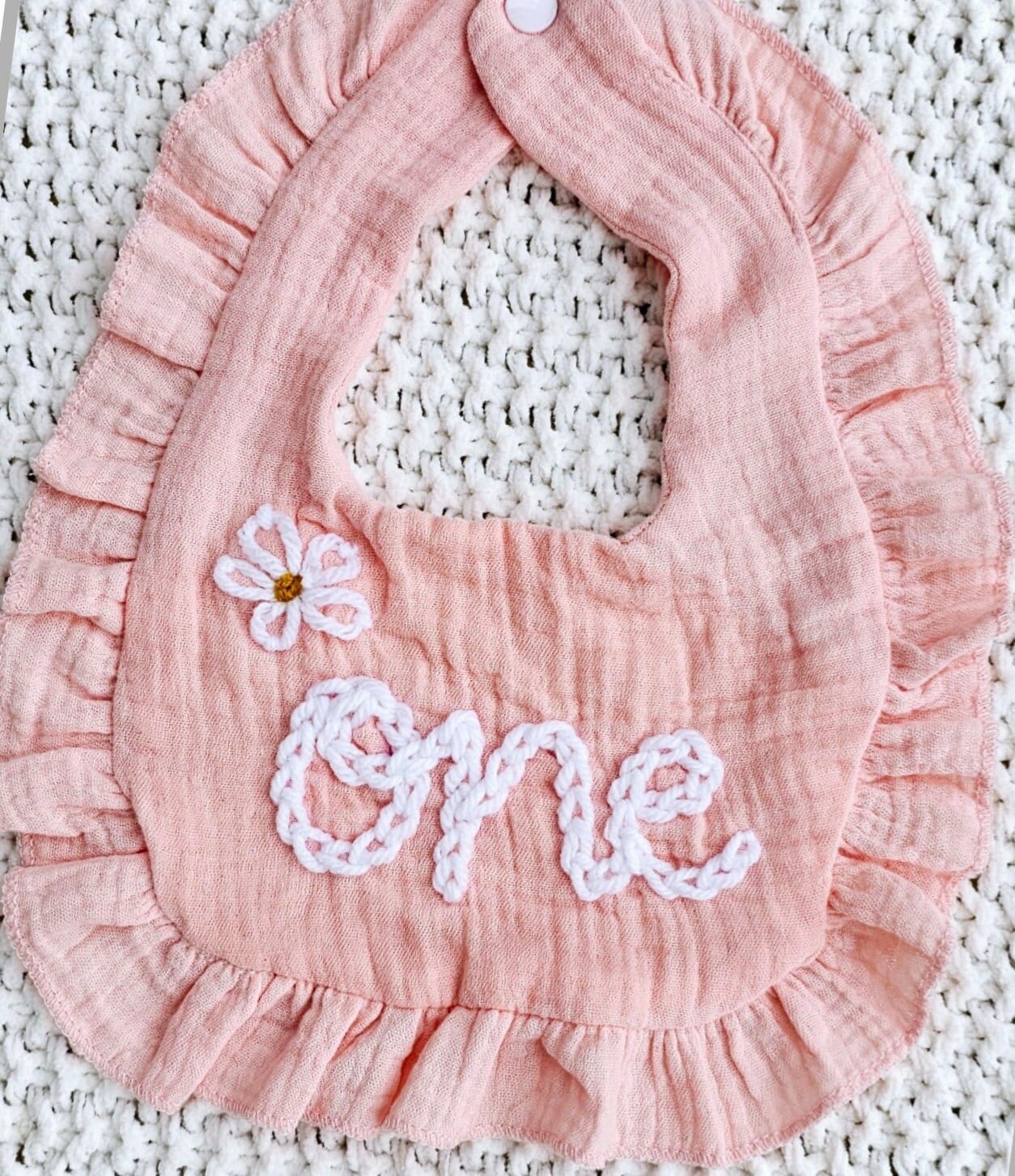 Benutzerdefinierte Hand Bestickt Lätzchen | Baby Geschenk Erster Geburtstag Personalisiertes Namensgeschenk Handbesticktes Personalisierter Name von LittleBigsStitchn