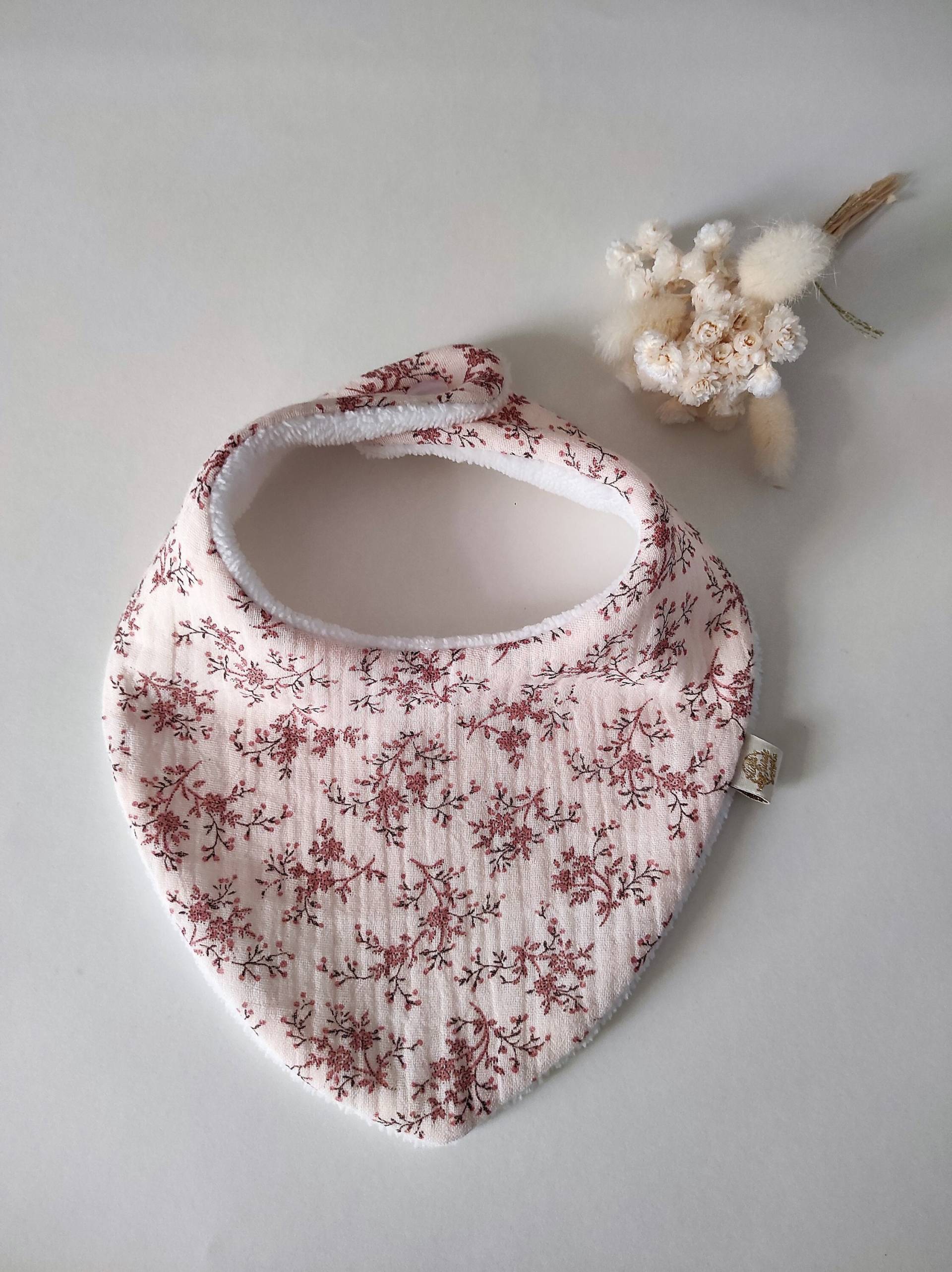 Bandana-Lätzchen Für Babys Im Alter Von 0 Bis 9 Monaten. Blumenmuster Bandana-Lätzchen Für Babys Im Alter Von 0 Bis 9 Monaten. Blumenmuster von LittleBirdsGarden