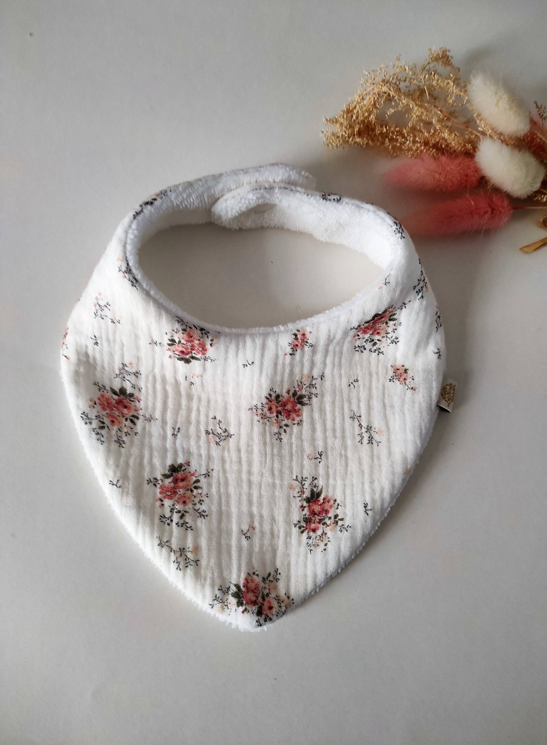 Bandana-Lätzchen Für Babys Im Alter Von 0 Bis 9 Monaten. Blumenmuster Bandana-Lätzchen Für Babys Im Alter Von 0 Bis 9 Monaten. Blumenmuster von LittleBirdsGarden