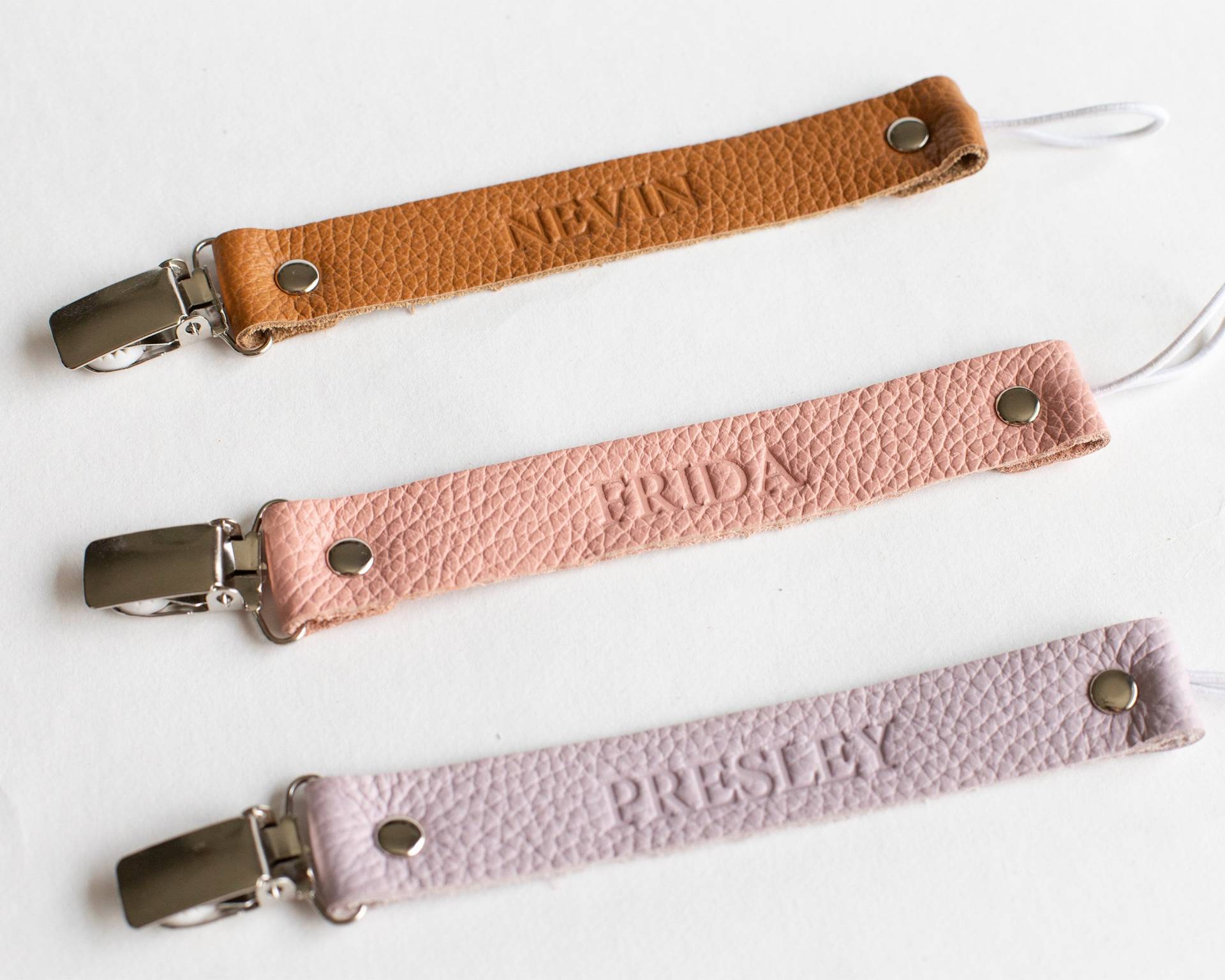 Schnuller Leder Clips, Benutzerdefinierter Name, Binky Clip Halter, Kette, Baby, Dummy Junge, Mädchen, Leinen Baby Geschenk Schnuller Leder Clips, Benutzerdefinierter Name, Binky Clip Halter, Kette, Baby, Dummy Junge, Mädchen, Leinen Baby Geschenk von LittleandBee