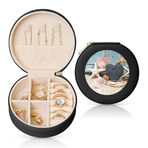 Liulannq Runde Schmuckschatulle aus Leder mit Strandmuscheln Liulannq Runde Schmuckschatulle aus Leder mit Strandmuscheln von Liulannq