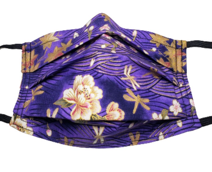 Metallic Lake Blossoms Handgemachte Wiederverwendbare Verstellbare Gesichtsmaske Mit Filterfach Und Nasennadeldraht Metallic Lake Blossoms Handgemachte Wiederverwendbare Verstellbare Gesichtsmaske Mit Filterfach Und Nasennadeldraht von LochNessLocker