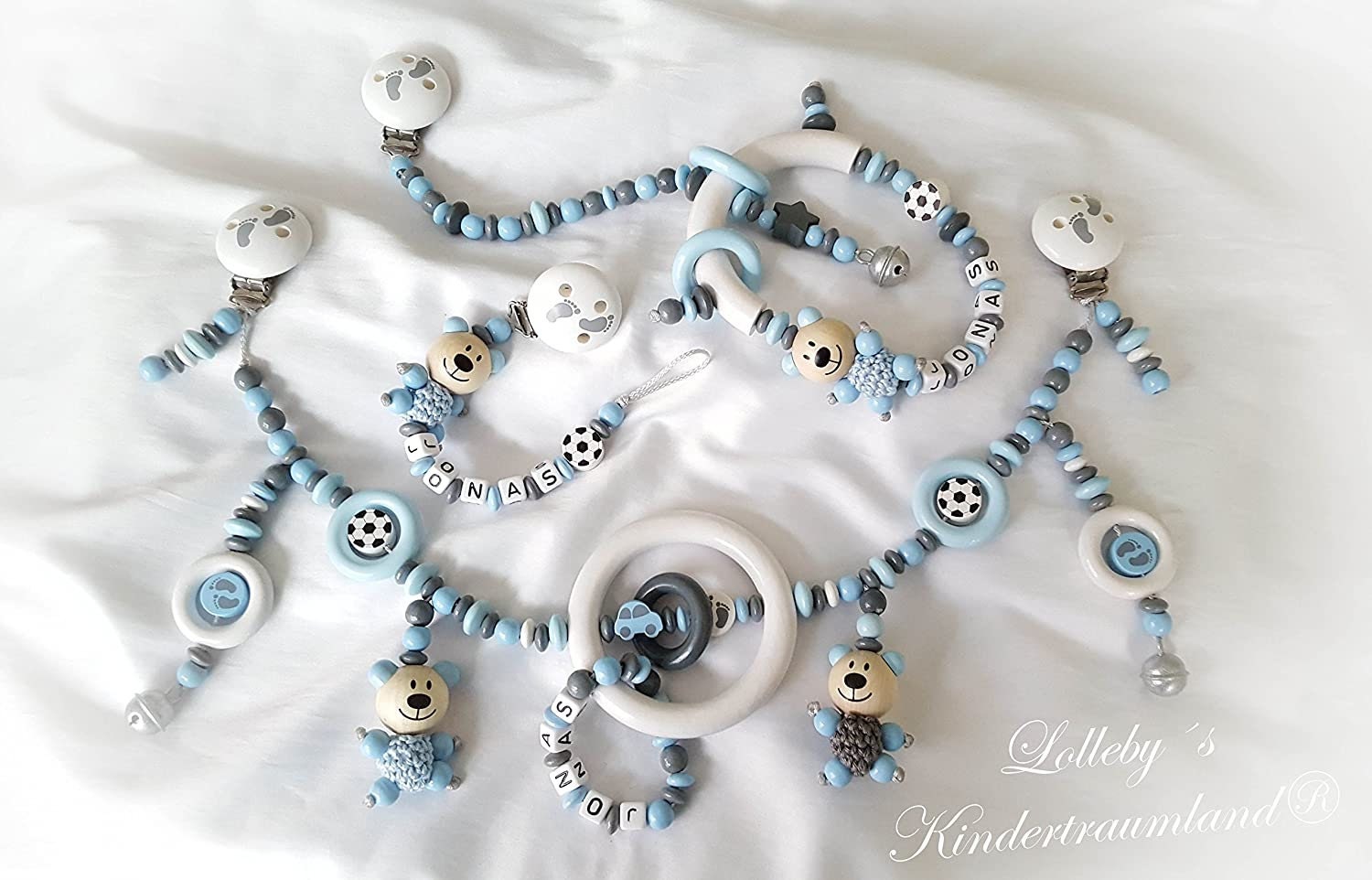 Kinderwagenkette Für Jungen Mit Wunschnamen - Geschenk Zur Taufe, Geburt Komplett Set Kinderwagen-Schnullerkette & Anhänger-Fußball, Teddy Kinderwagenkette Für Jungen Mit Wunschnamen - Geschenk Zur Taufe, Geburt Komplett Set Kinderwagen-Schnullerkette & Anhänger-Fußball, Teddy von Lollebys