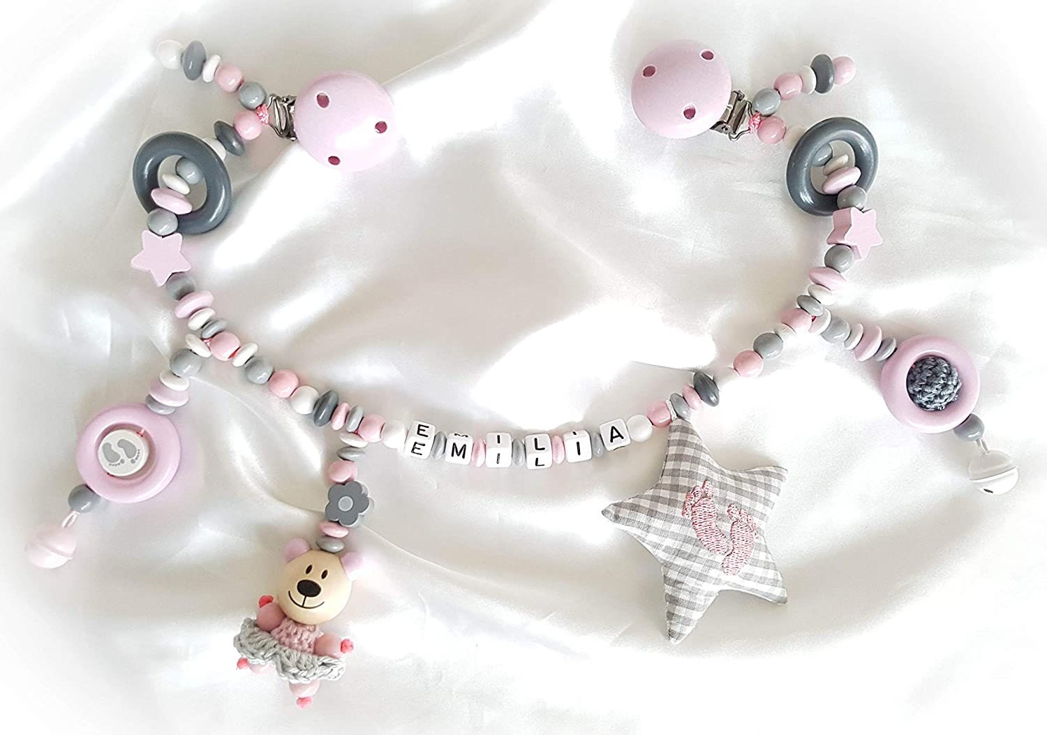 Kinderwagenkette Für Mädchen Mit Wunschnamen - Geschenk Zur Taufe, Geburt | Rosa, Grau, Weiß Kinderwagenkette Für Mädchen Mit Wunschnamen - Geschenk Zur Taufe, Geburt | Rosa, Grau, Weiß von Lollebys