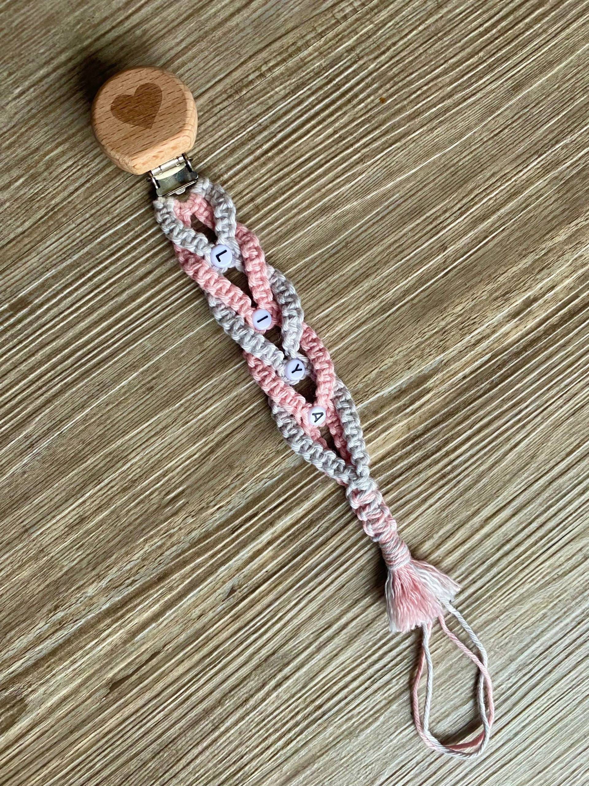 Baby Schnullerkette Personalisiert Aus Makramee Babygeschenk Geburtsgeschenk Geschenk Boho Baby Schnullerkette Personalisiert Aus Makramee Babygeschenk Geburtsgeschenk Geschenk Boho von LoucraftKnotenliebe