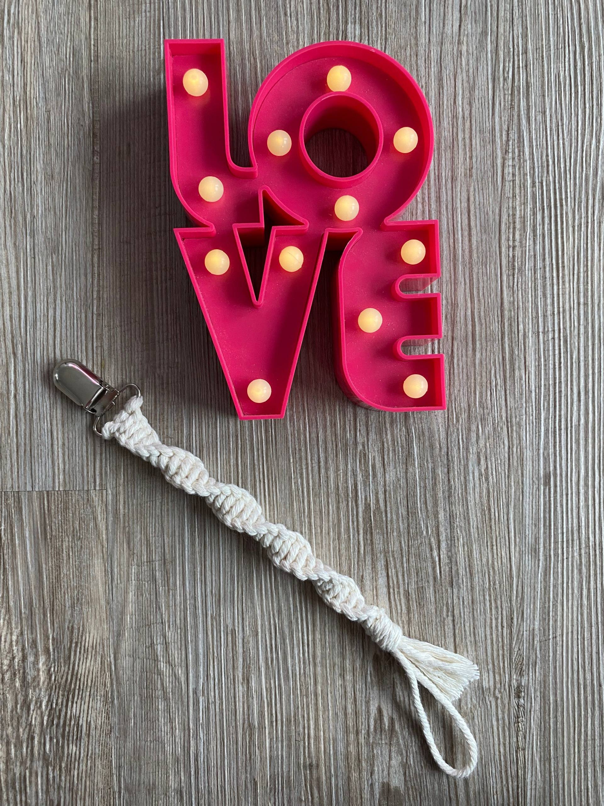 Makramee Schnullerkette, Baby, Babygeschenk, Geburtsgeschenk Makramee Schnullerkette, Baby, Babygeschenk, Geburtsgeschenk von LoucraftKnotenliebe