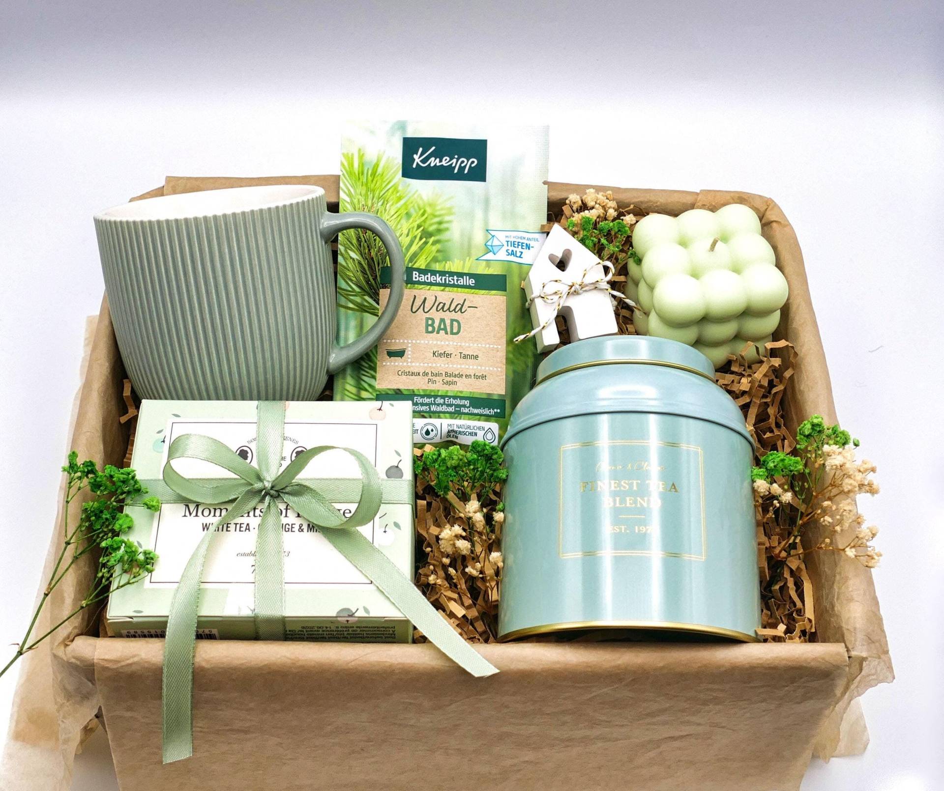 Geschenkbox Mit Tasse Für Frauen Geschenk Kerze Freundin Geschenkset Loser Tee Teedose in Grün Badesalz Muttertag von LovelyMomentShop