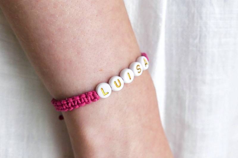 Geschenk Makramee Armband Mit Buchstabenperlen Handgemacht Grußkarte Und Personalisierung Kleinigkeit Gastgeschenk von LovelyMomentShop