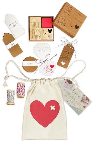 Loveria Geschenkanhänger Kraftpapier Holzstempel Set - 110 Teile | Anhänger Geschenk zum Beschriften | 5 Stempel, Etiketten, Schnur | Braun & Weiß von Loveria