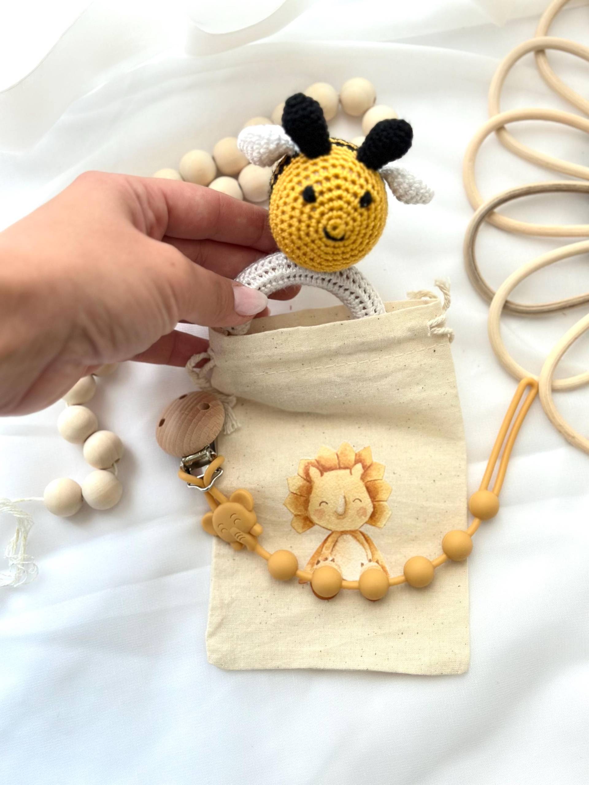 Biene Babyrassel, Schnullerkette Mit Namen, Senf Schnullerkette, Biene, Rassel Biene Babyrassel, Schnullerkette Mit Namen, Senf Schnullerkette, Biene, Rassel von LuLisMade