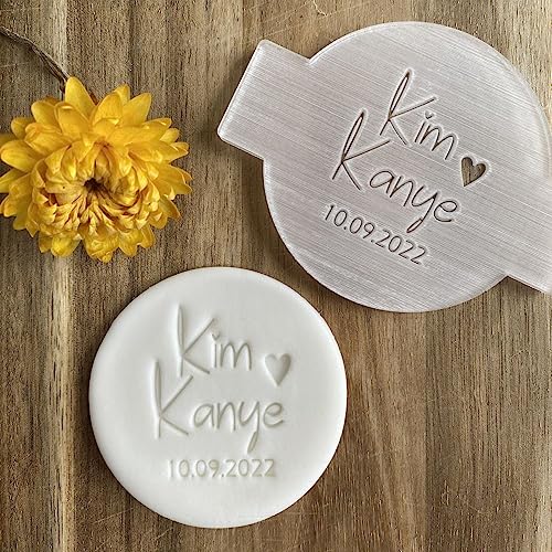Hochzeit Name und Datum Fondant Personalisierte Präger Custom Cookie Keks Stempel Zuckerguss Schablone Kuchen Dekorieren Cupcake Dekoration Hochzeit Name und Datum Fondant Personalisierte Präger Custom Cookie Keks Stempel Zuckerguss Schablone Kuchen Dekorieren Cupcake Dekoration von Luck and Luck