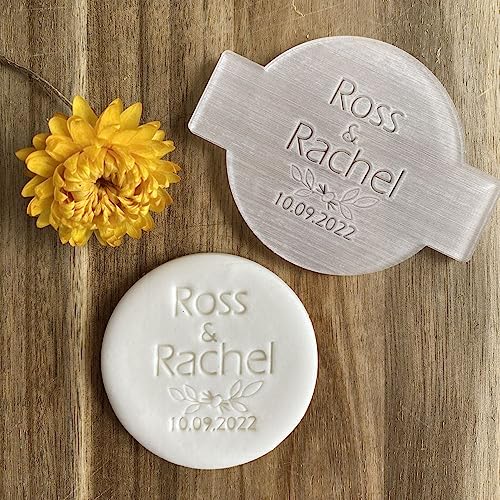 Personalisierte Fondant Name und Datum Hochzeit Präger Custom Cookie Keks Stempel Zuckerguss Schablone Kuchen Dekorieren Cupcake Dekoration Personalisierte Fondant Name und Datum Hochzeit Präger Custom Cookie Keks Stempel Zuckerguss Schablone Kuchen Dekorieren Cupcake Dekoration von Luck and Luck
