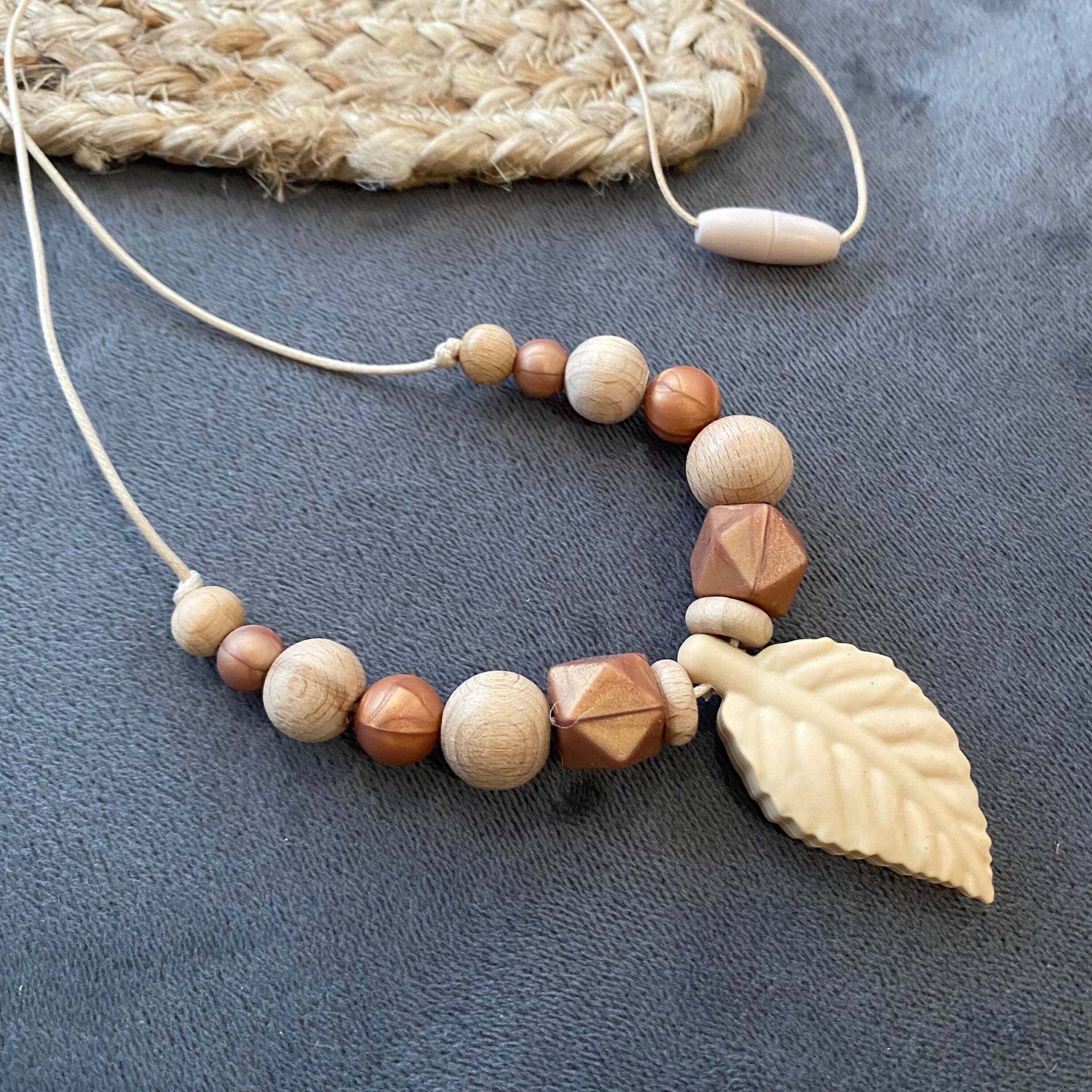 Halskette Für Mamis, Stillkette Aus Holz Und Silikon, "Feder", Länge Variabel Einstellbar Halskette Für Mamis, Stillkette Aus Holz Und Silikon, "Feder", Länge Variabel Einstellbar von LunamiaCH