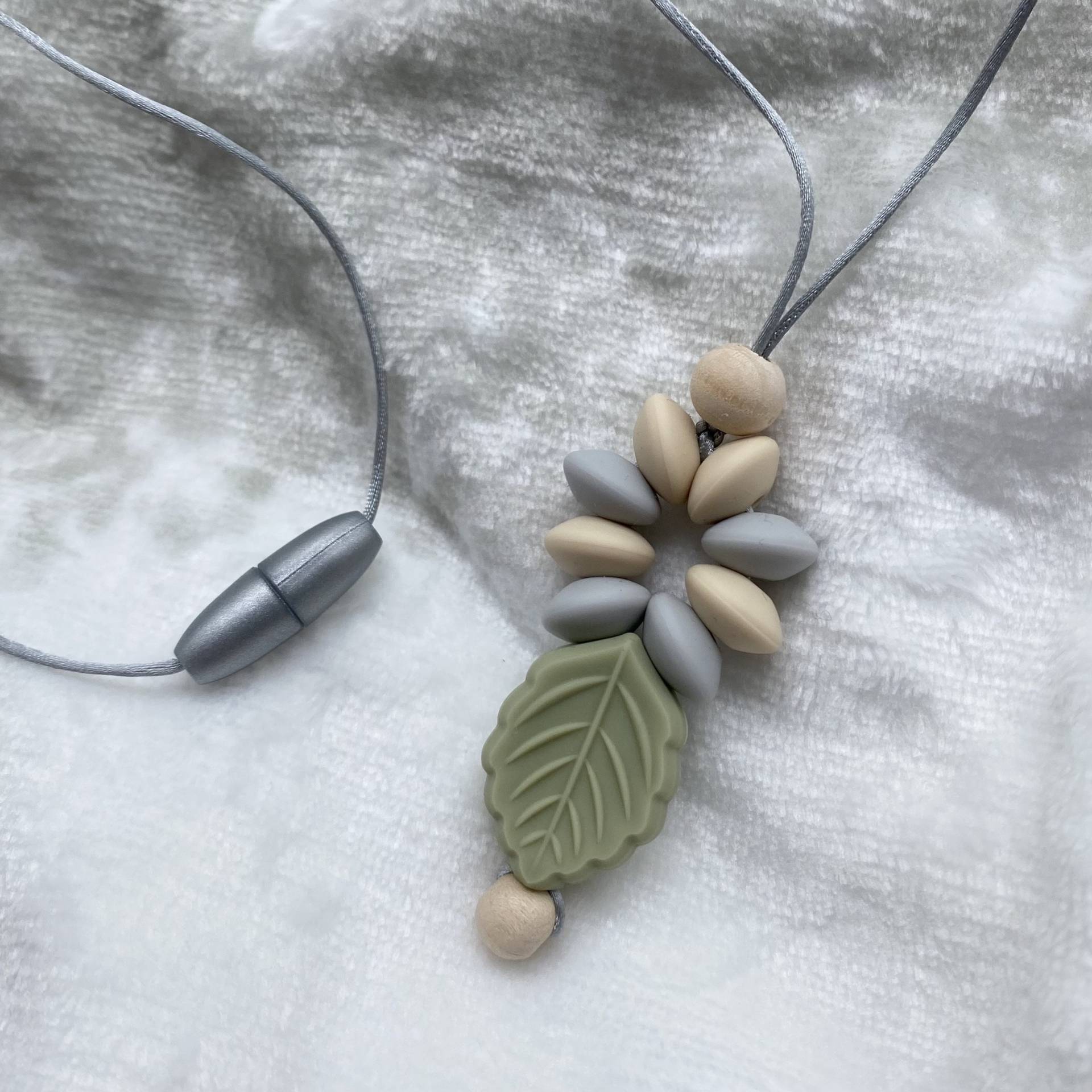 Halskette Für Mamis, Stillkette "Blatt" Aus Holz Und Silikon, Länge Variabel Halskette Für Mamis, Stillkette "Blatt" Aus Holz Und Silikon, Länge Variabel von LunamiaCH