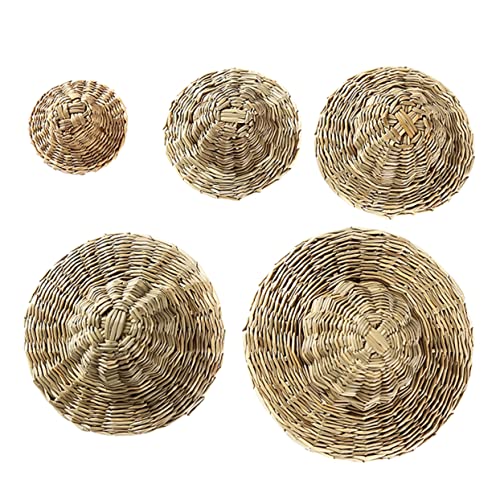 Lurrose 5 Stück Teiliges Set Mini Handgefertigte Strohhüte Kleine Diy Bastelstuben Deko Filigrane Strickmützen für Puppen Krippen Strand Miniatur und Kreative Foto Requisiten von Lurrose