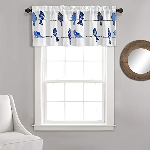 Lush Decor Rowley Birds Lichtfilter-Volant, Einzelbahn, 132,1 x 45,7 cm, Marineblau – buntes Blumenvogel – skurriles und Verspieltes Vogel-Vorhang, Bauernhaus, Küste und Boho-Fensterdekoration Lush Decor Rowley Birds Lichtfilter-Volant, Einzelbahn, 132,1 x 45,7 cm, Marineblau – buntes Blumenvogel – skurriles und Verspieltes Vogel-Vorhang, Bauernhaus, Küste und Boho-Fensterdekoration von Lush Decor