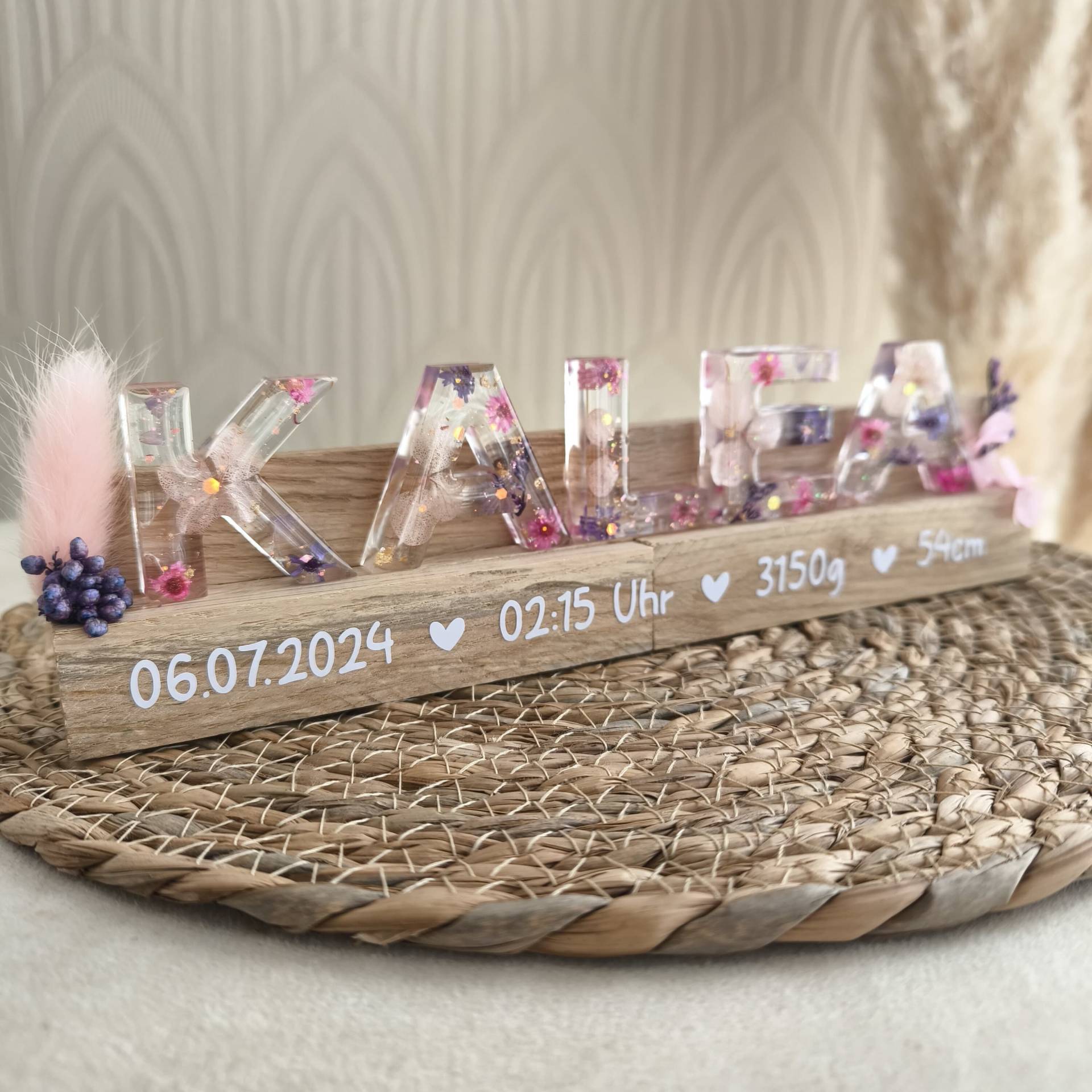 Geburtsgeschenk Schild Aus Epoxidharz Mit Rosa - Und Lilafarbenen Trockenblumen, Blattgold | Personalisiert Dekoration Baby Geburtsgeschenk Schild Aus Epoxidharz Mit Rosa - Und Lilafarbenen Trockenblumen, Blattgold | Personalisiert Dekoration Baby von LusiDesignsShop