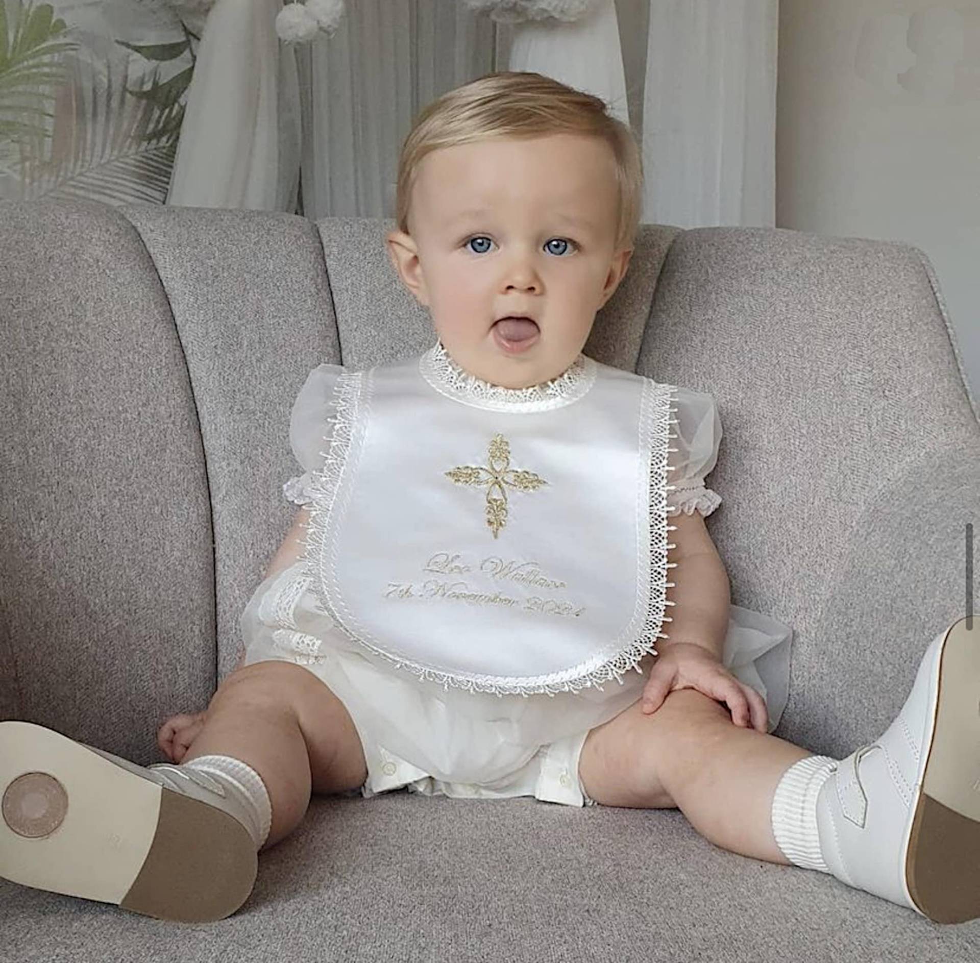 Weiße Creme Oder Elfenbein Baby-Taufe Taufelätzchen Mit Namen Personalisiert Und Jedem Kreuzentwurf Verziert Weiße Creme Oder Elfenbein Baby-Taufe Taufelätzchen Mit Namen Personalisiert Und Jedem Kreuzentwurf Verziert von LyuboveChristenings