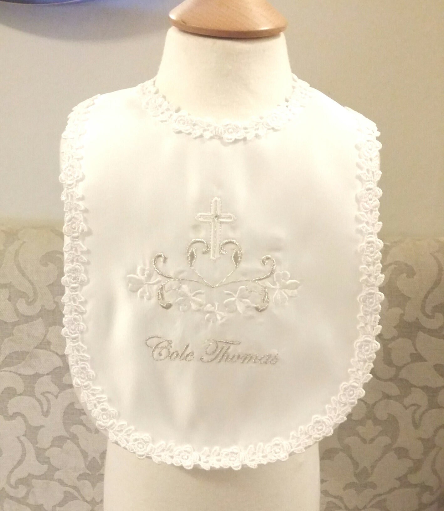 Weiß Creme Oder Elfenbein Baby Taufe Lätzchen Personalisiert Mit Namen Verziert Kreuz Design Shamrock Katholisch Weiß Creme Oder Elfenbein Baby Taufe Lätzchen Personalisiert Mit Namen Verziert Kreuz Design Shamrock Katholisch von LyuboveChristenings