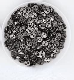 30 Stück Mini-Metallknöpfe 3–8 mm für 1 handgefertigte Puppenkleidung, runde Schnallen, 2 Löcher, Scrapbooking-Knöpfe, Nähzubehör von MAIYO