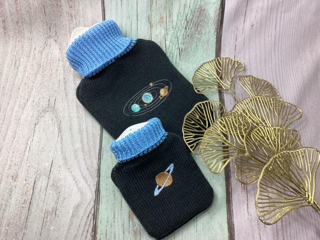 Kinderwärmflasche, Wärmflasche, Miniwärmflasche, Wärmflaschenbezug, Weltall von MANAStrickdesign