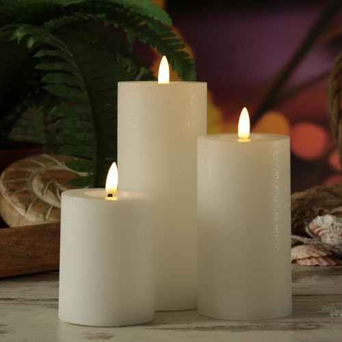 MARELIDA LED Kerze in Rustik Optik Echtwachskerze Stumpenkerze mit leicht flackernder Flamme und Timer Wachskerze für Innen in weiß (D: 7cm - 3er Set Kerzen) von MARELIDA