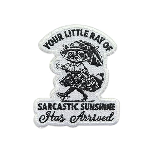 MEIYSTICK Aufnäher mit Aufschrift "Your Little Ray of Sarcastic Sunshine Has Arrived", bestickt, für Kleidung, Rucksäcke, Hüte, Jeans, Taschen, Mädchen-Waschbär, Größe 7,6 cm, zum Aufbügeln oder MEIYSTICK Aufnäher mit Aufschrift "Your Little Ray of Sarcastic Sunshine Has Arrived", bestickt, für Kleidung, Rucksäcke, Hüte, Jeans, Taschen, Mädchen-Waschbär, Größe 7,6 cm, zum Aufbügeln oder von MEIYSTICK
