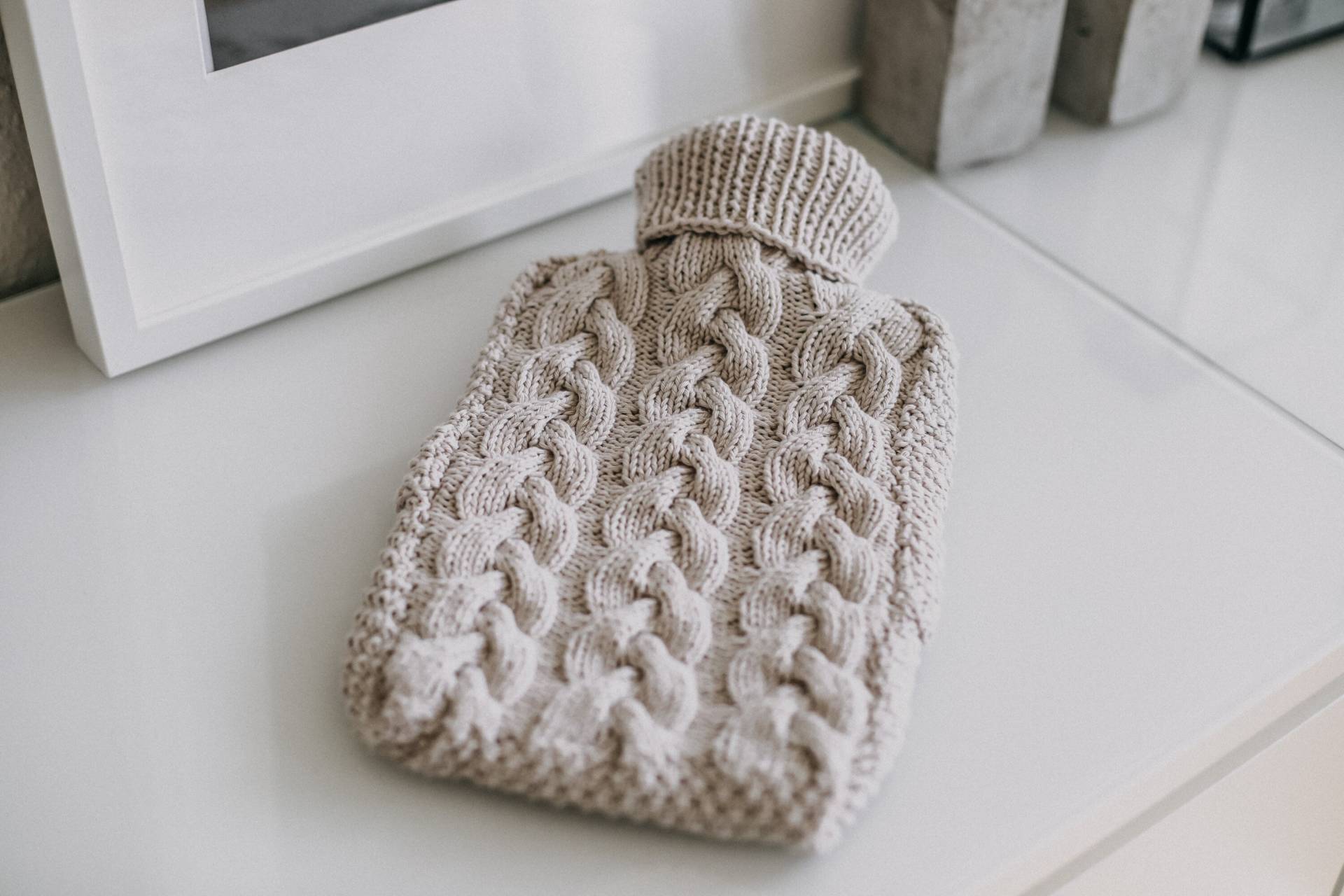 Gestrickte Wärmflaschenhülle »Beige« Mit Zopfmuster // Versandbereit Gestrickte Wärmflaschenhülle »Beige« Mit Zopfmuster // Versandbereit von MINOYhandmade
