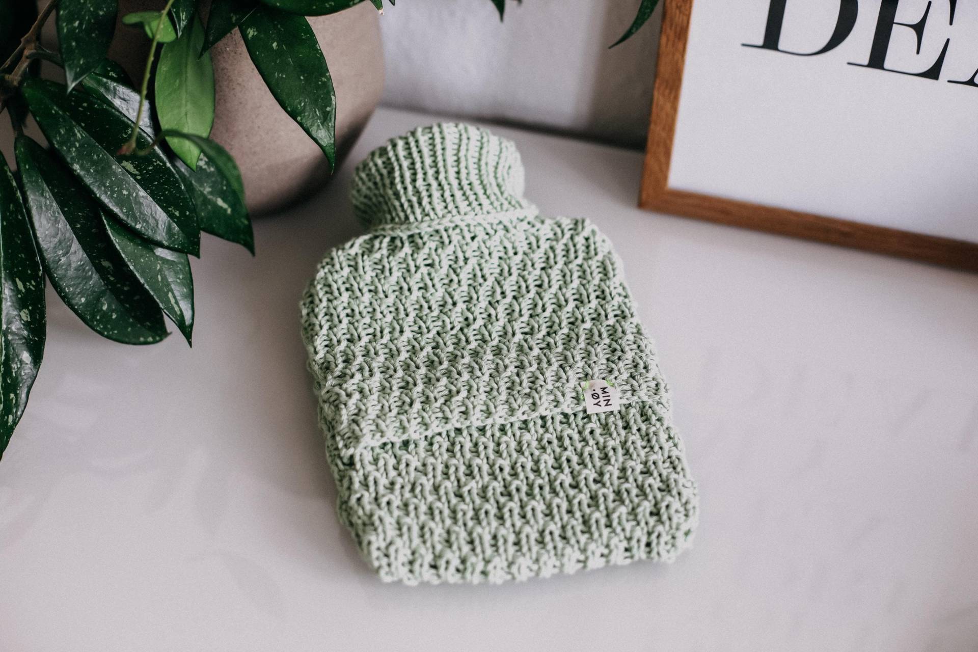 Gestrickte Wärmflaschenhülle Klein Mit Linemuster »Mint« Gestrickte Wärmflaschenhülle Klein Mit Linemuster »Mint« von MINOYhandmade
