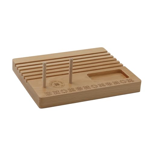Missouri Star Schreibtisch-Vorlagenhalter, Buchenholz, Quilt-Organizer mit 6 Vorlagenfächern und 2 Spulenhaltern, lasergraviertes Quiltblock-Design, kompakte Nähutensilienaufbewahrung Missouri Star Schreibtisch-Vorlagenhalter, Buchenholz, Quilt-Organizer mit 6 Vorlagenfächern und 2 Spulenhaltern, lasergraviertes Quiltblock-Design, kompakte Nähutensilienaufbewahrung von MISSOURI STAR QUILT CO.
