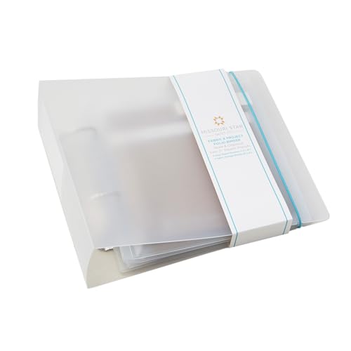 Stoff- und Projekt-Folio-Ordner, zum Aufbewahren und Organisieren Ihrer 12,7 cm quadratischen Vorschnitte, 4 Vinyl-Reißverschlusstaschen, 4 Stoff-Aufbewahrungsbretter Stoff- und Projekt-Folio-Ordner, zum Aufbewahren und Organisieren Ihrer 12,7 cm quadratischen Vorschnitte, 4 Vinyl-Reißverschlusstaschen, 4 Stoff-Aufbewahrungsbretter von MISSOURI STAR QUILT CO.