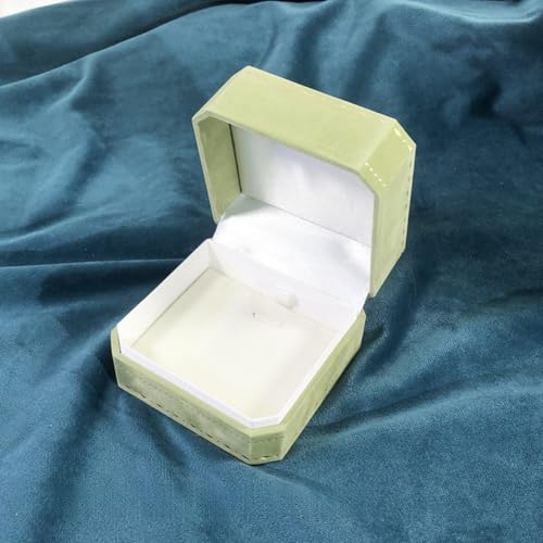 MOTTK Samt-Geschenkbox für Halskette und Anhänger, achteckige Ringschachteln, Schmuckaufbewahrung, Präsentationshülle für Hochzeit, Verlobung, Geburtstag, Jahrestag, Zeremonie (grün, Anhänger-Box) MOTTK Samt-Geschenkbox für Halskette und Anhänger, achteckige Ringschachteln, Schmuckaufbewahrung, Präsentationshülle für Hochzeit, Verlobung, Geburtstag, Jahrestag, Zeremonie (grün, Anhänger-Box) von MOTTK