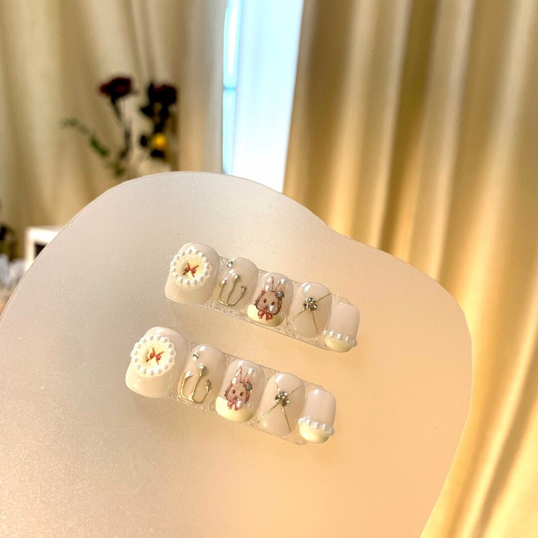Bunny Bliss Press On Nails Manicure/ Reusable/ Squoval Shape 18mm S Size Bunny Bliss Press On Nails Manicure/ Reusable/ Squoval Shape 18mm S Size von MYNAILPRESS