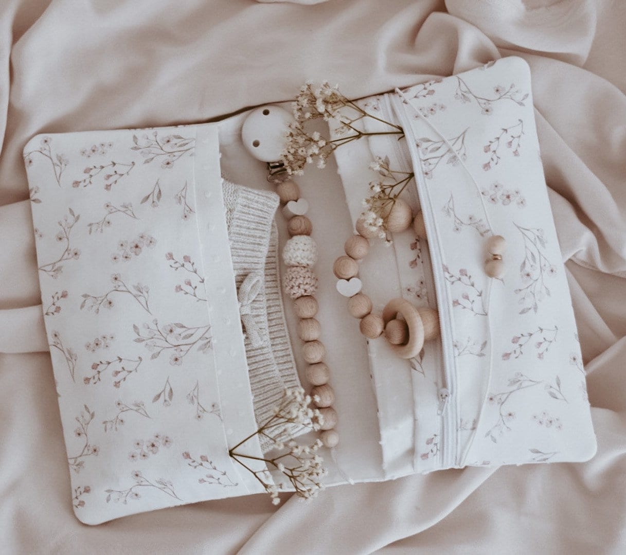 Windeltasche Fürs Baby Mit Blumen in Rosa Windeltasche Fürs Baby Mit Blumen in Rosa von Madebynanii