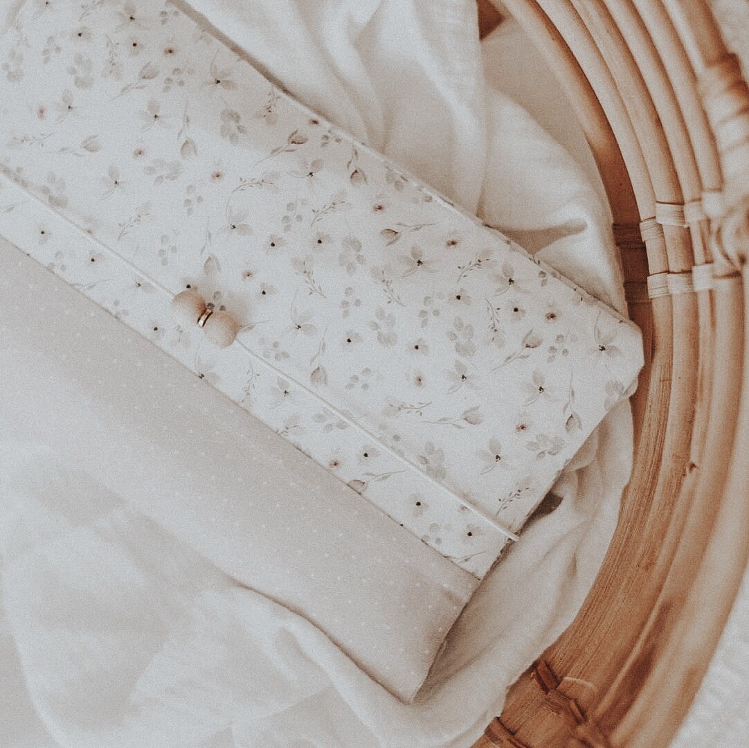 Windeltasche Fürs Baby Mit in Rosa Kleinen Blumen Pastell Windeltasche Fürs Baby Mit in Rosa Kleinen Blumen Pastell von Madebynanii