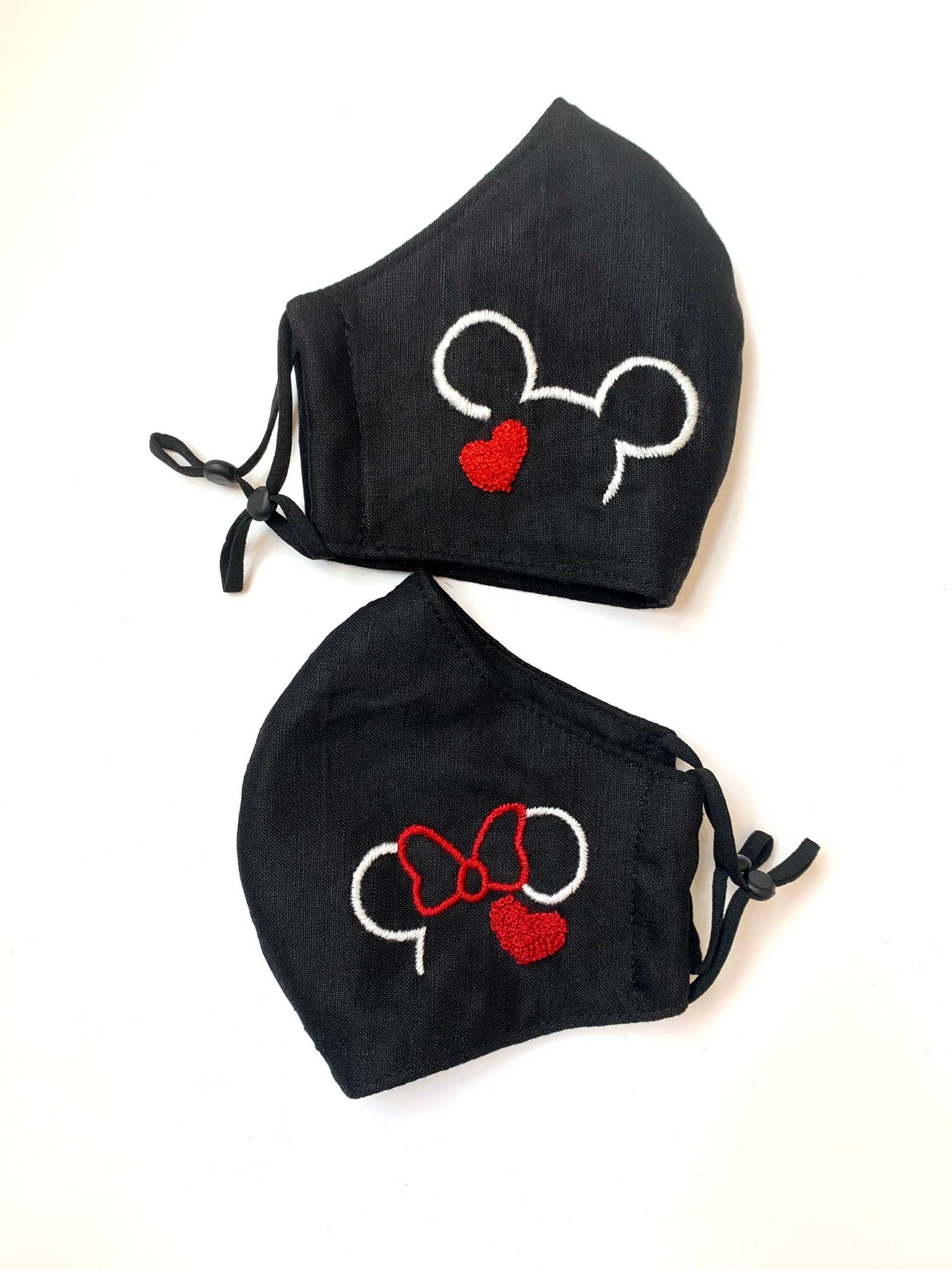 Set 2 Stk. Handgestickte Paar Maske, Verstellbare Loops Ohrmaske, Cartoon Waschbare Leinen Gesichtsmaske Set 2 Stk. Handgestickte Paar Maske, Verstellbare Loops Ohrmaske, Cartoon Waschbare Leinen Gesichtsmaske von MadewithloveByCherry