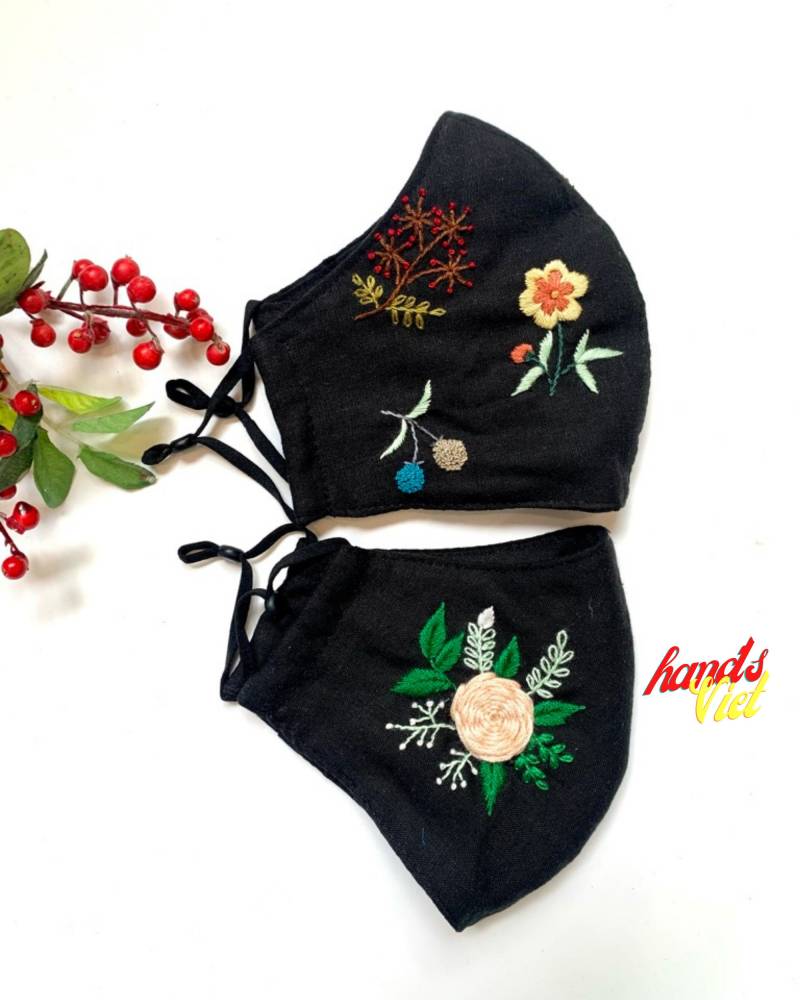 Set 2 Stück Handbestickte Florale Leinen Gesichtsmaske Mit Verstellbaren Schleifen Ohr, Handgemachtes Geschenk Für Mama, Weihnachtsgeschenk Familie von MadewithloveByCherry