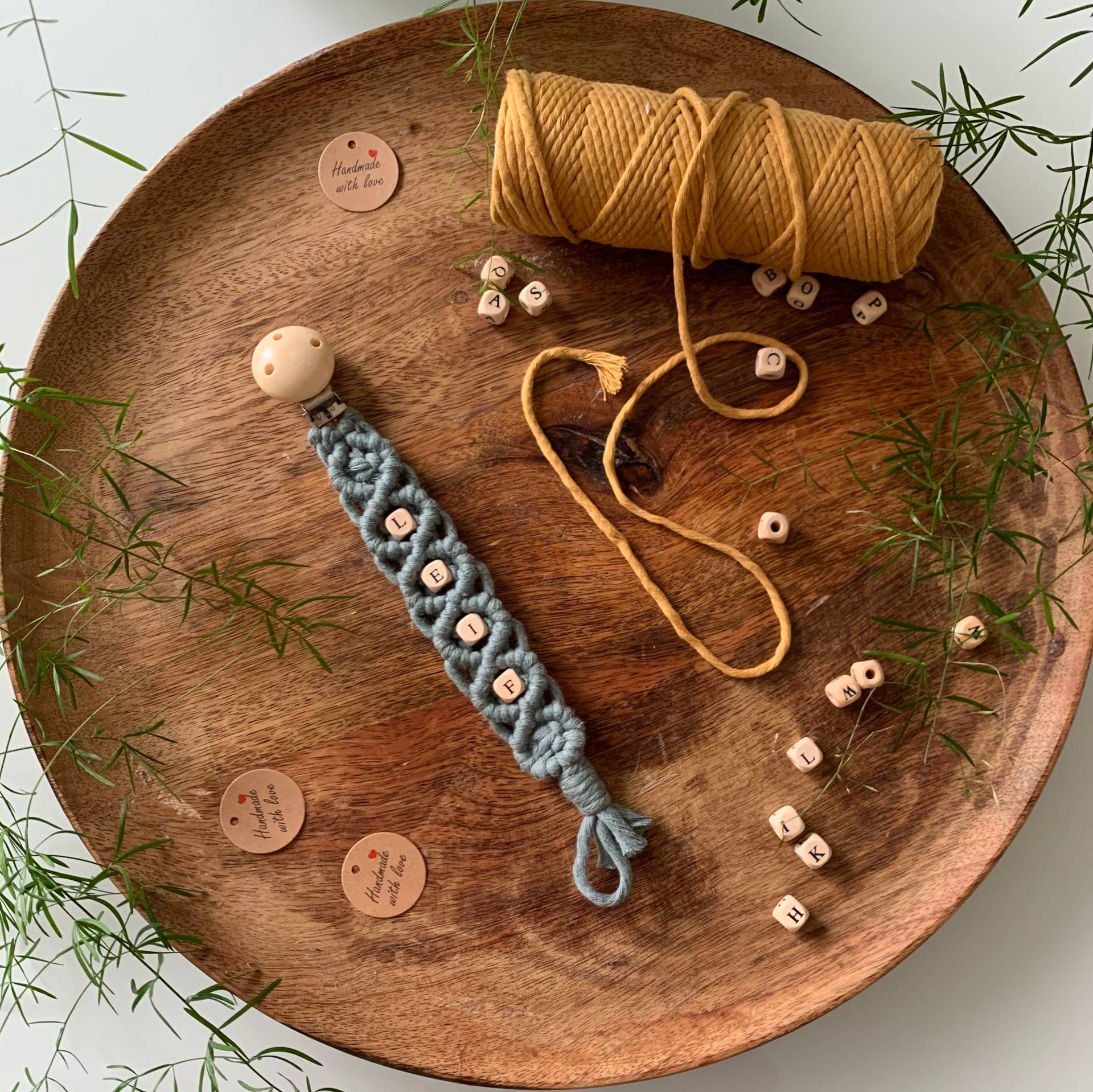 Makramee Schnullerkette Personalisiert Boho Junge Mädchen Geburt Schnullerband Mit Namen Geschenk Babyparty Babyaccessoires Baumwolle von MakrameeKreation