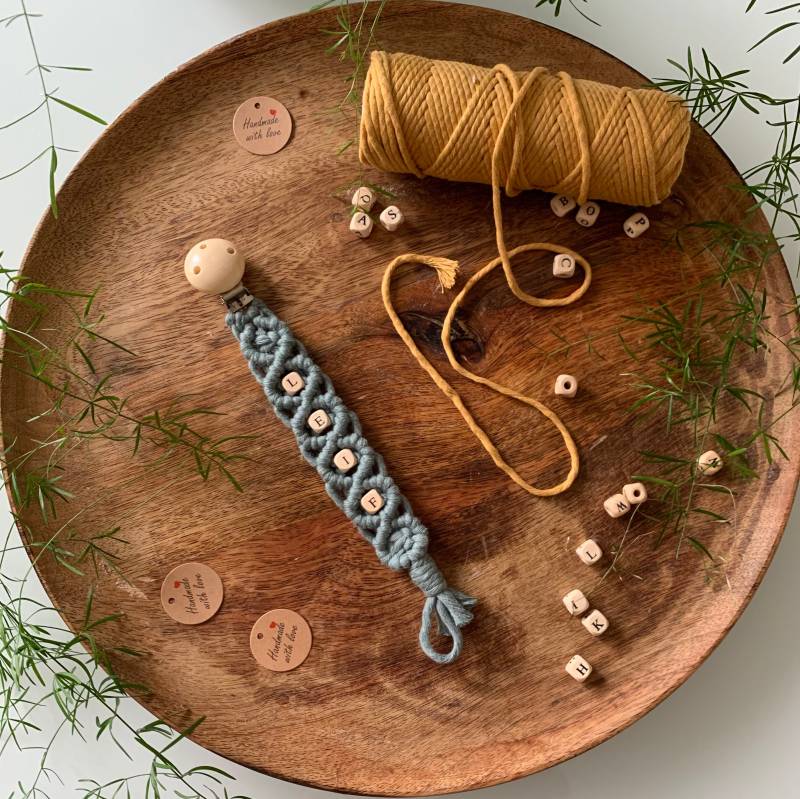 Makramee Schnullerkette Personalisiert Boho Junge Mädchen Geburt Schnullerband Mit Namen Geschenk Babyparty Babyaccessoires Baumwolle von MakrameeKreation