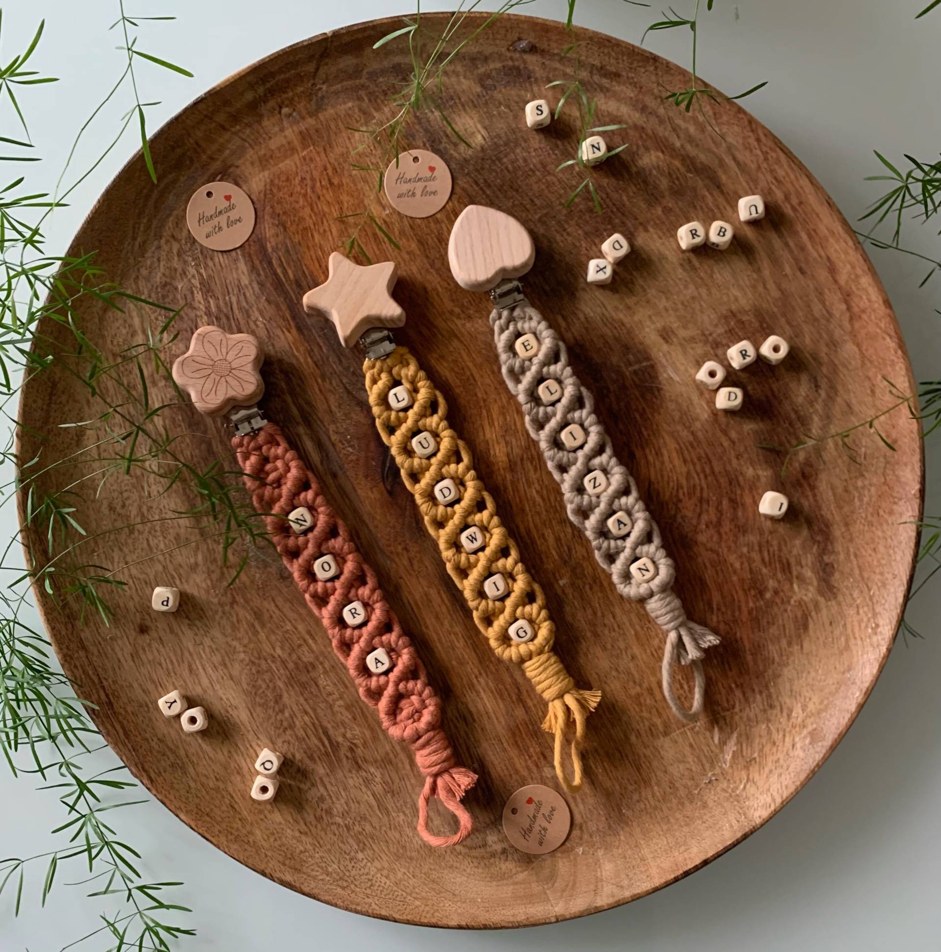 Makramee Schnullerkette Personalisiert Mit Namen Boho Geschenk Geburt Junge Mädchen Baby Babyparty Accessoires von MakrameeKreation
