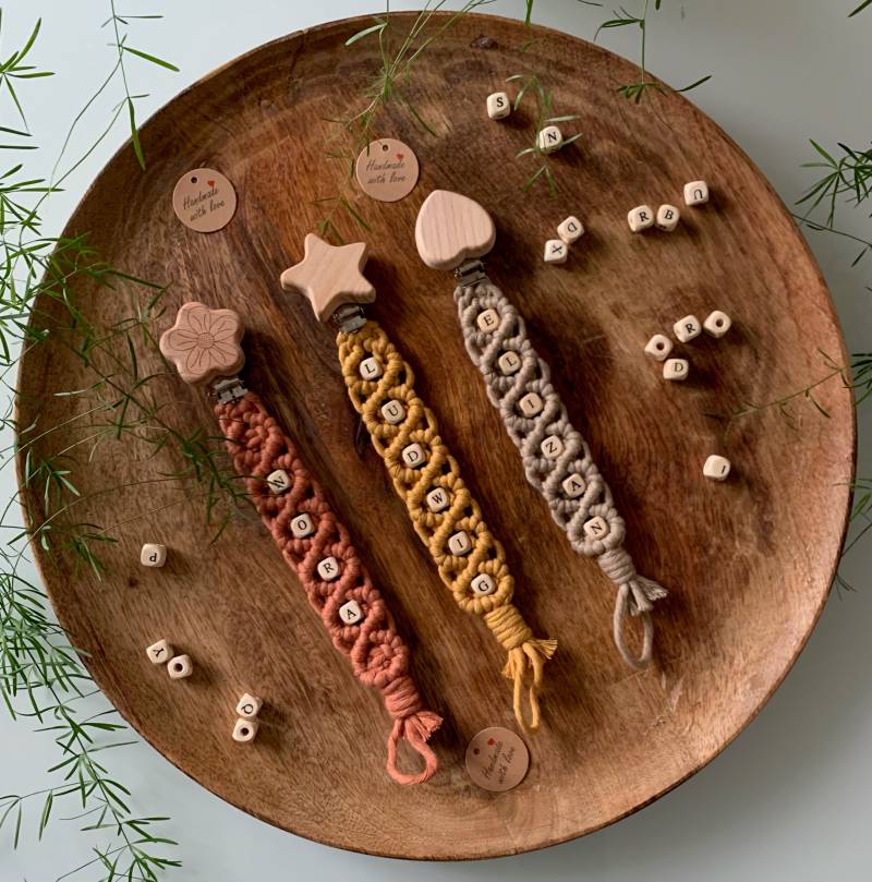 Makramee Schnullerkette Personalisiert Mit Namen Boho Geschenk Geburt Junge Mädchen Baby Babyparty Accessoires von MakrameeKreation
