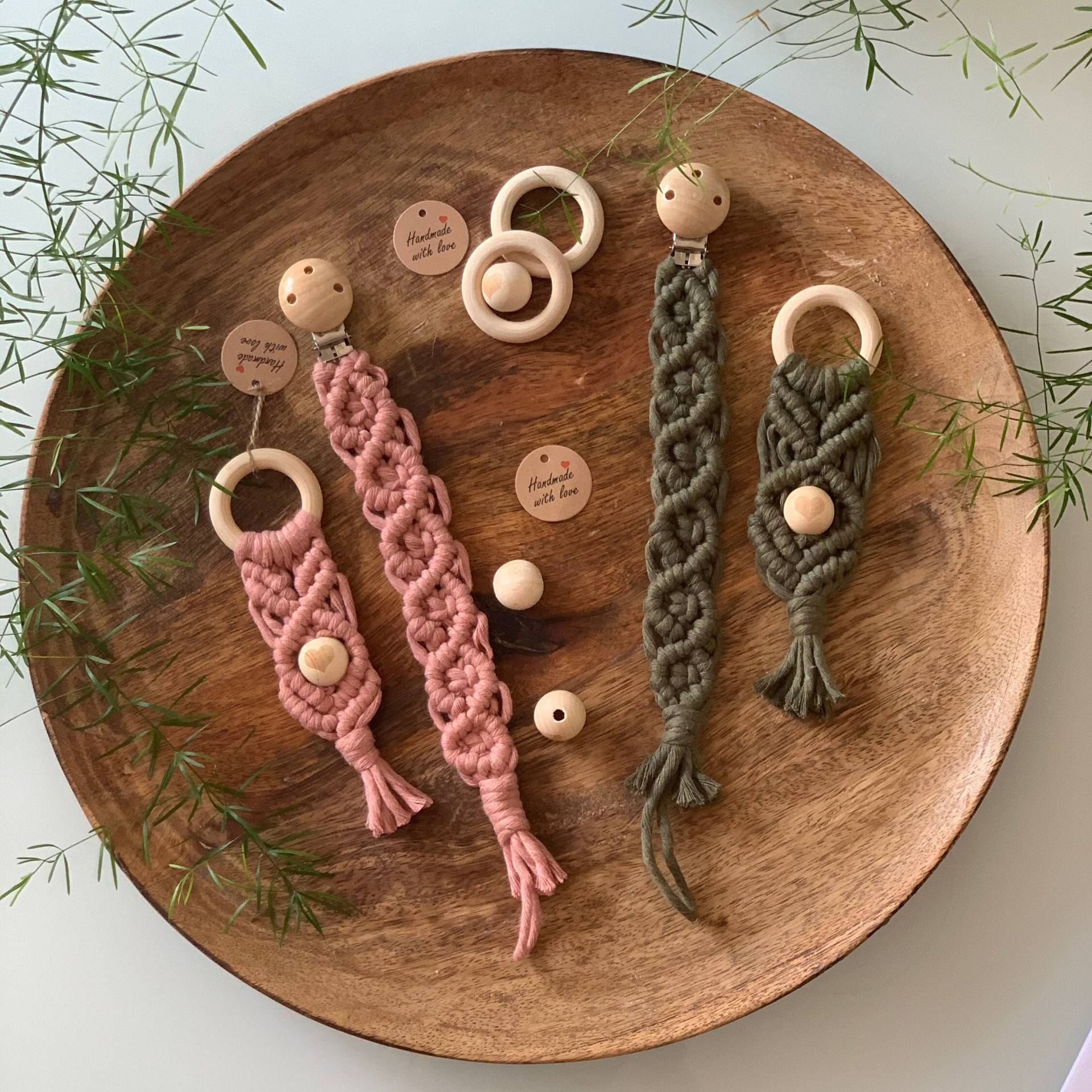 Makramee Schnullerkette Und Greifring Set Boho Junge Mädchen Geburt Schnullerband Beißring Geschenk Babyparty Babyaccessoire Baumwolle von MakrameeKreation