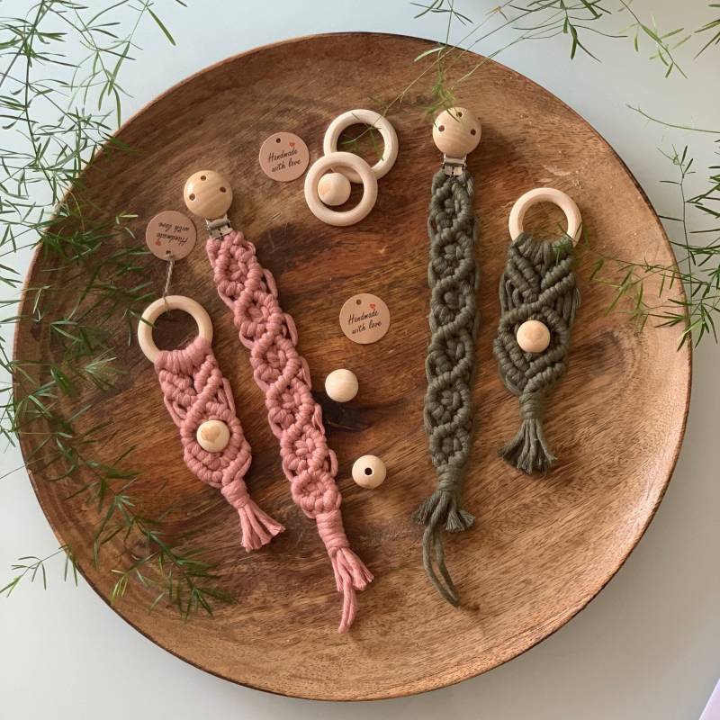 Makramee Schnullerkette Und Greifring Set Boho Junge Mädchen Geburt Schnullerband Beißring Geschenk Babyparty Babyaccessoire Baumwolle von MakrameeKreation