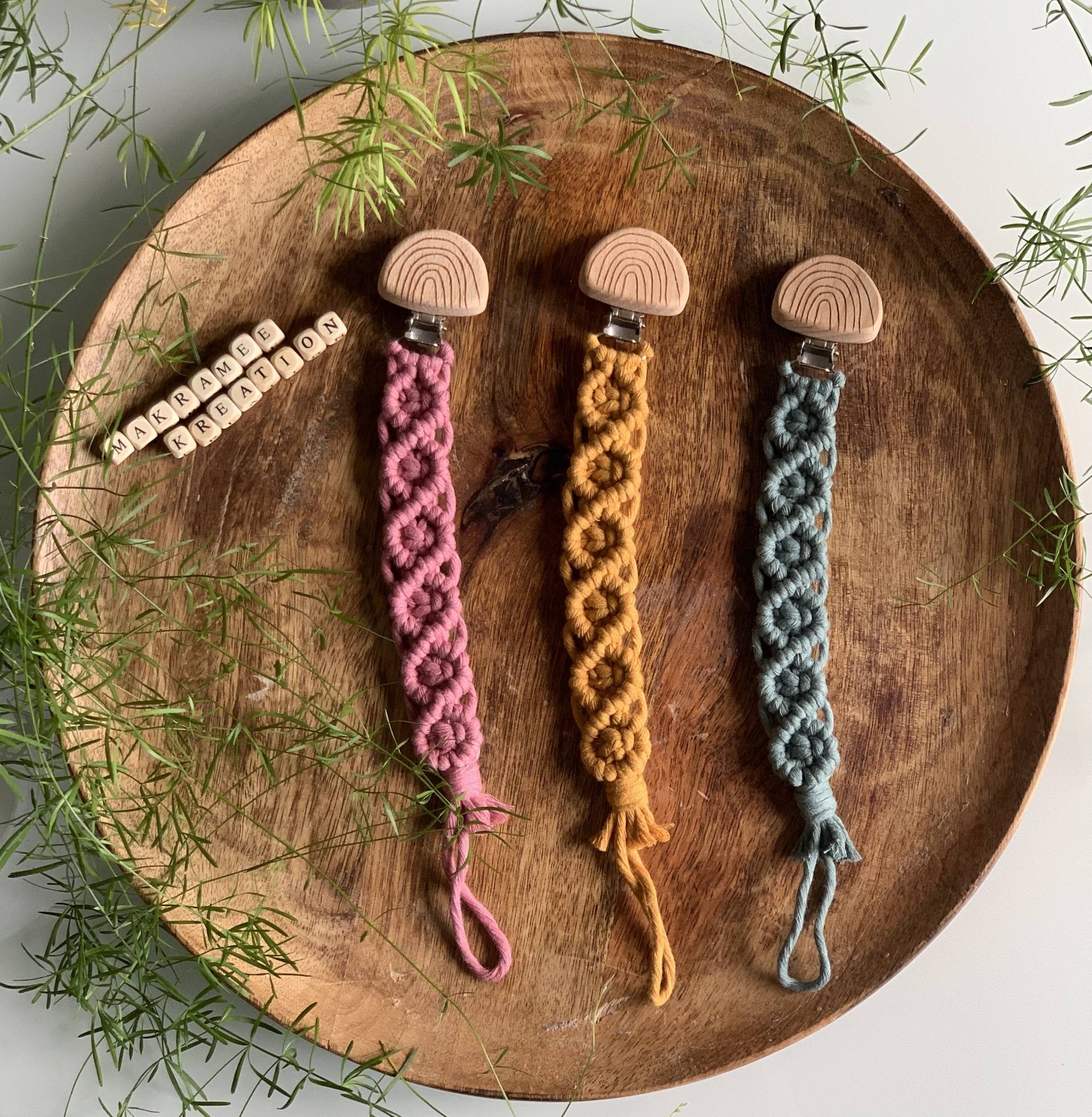 Regenbogen Schnullerkette Makramee Boho Style Geschenk Junge Mädchen Geburt Baby von MakrameeKreation