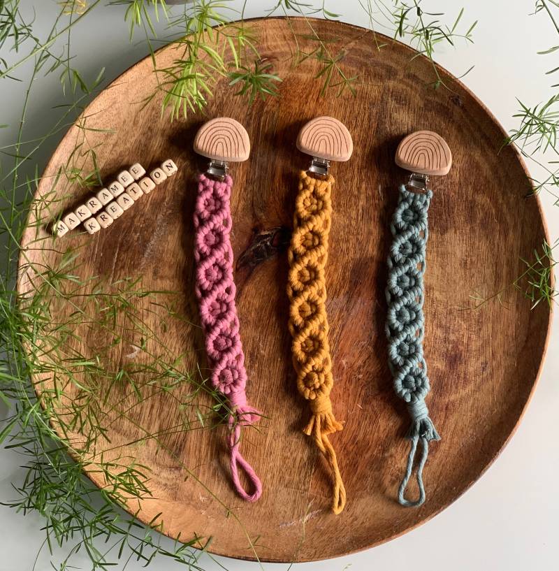 Regenbogen Schnullerkette Makramee Boho Style Geschenk Junge Mädchen Geburt Baby von MakrameeKreation